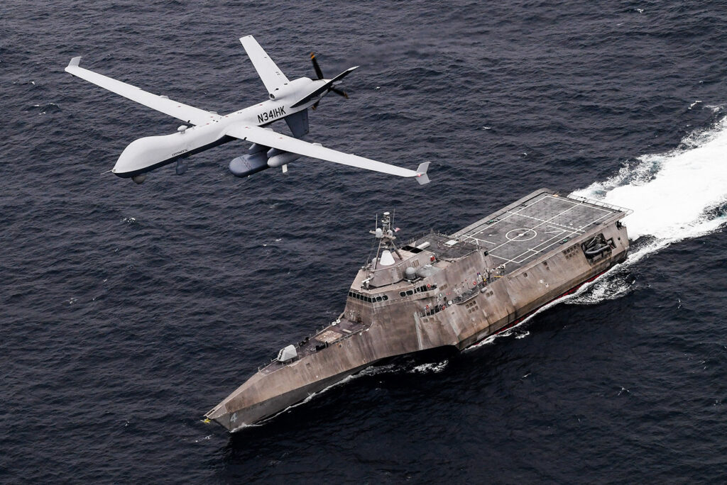 太平洋（2021年4月21日）――米太平洋艦隊が実施した無人システム統合演習「UxS IBP 21」において、無人海洋監視航空機システムMQ-9 SeaGuardianが、インディペンデンス級沿海域戦闘艦「USS Coronado」（LCS-4）の上空を飛行する。

UxS IBP 21は、有人・無人システムの能力を困難な作戦シナリオの中で統合し、戦闘上の優位性を生み出すことを目的としている。
