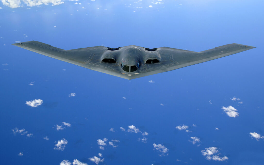 2006年5月30日、太平洋上空での空中給油任務を終えたノースロップ・グラマンB-2「スピリット」ステルス爆撃機が飛行する様子。米ミズーリ州ホワイトマン空軍基地の第509爆撃航空団に所属する同機は、アジア太平洋地域における爆撃機の継続的展開任務の一環として運用されている。