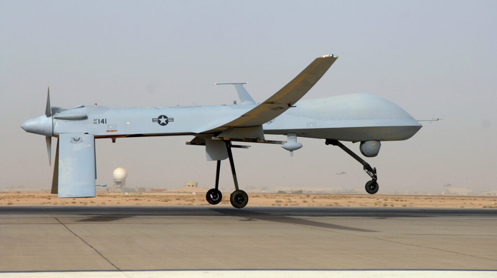 イラク・バラド空軍基地――第46遠征偵察飛行隊所属のMQ-1B Predatorが6月12日、「イラクの自由作戦」を支援するため離陸する。

2008年1月以降、バラド基地からは1,000回を超えるPredatorの出撃が行われ、累計飛行時間は2万時間以上に達した。

MQ-1 Predatorは、AGM-114 Hellfireミサイルの目標指示能力を備えたマルチスペクトル目標照準システムを搭載しており、電子光学センサー、赤外線センサー、レーザー目標指示装置、レーザー照射装置を一つのセンサーパッケージに統合している。
