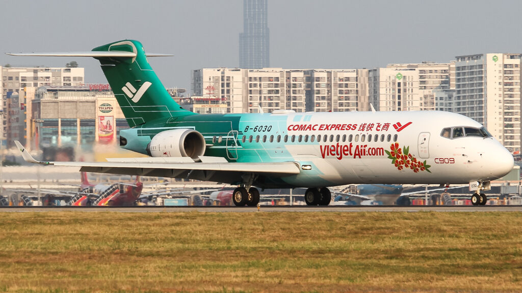 C909の機体後部に記された登録記号。「B-」は中国籍を示す。登録記号は塗装とは別系統の情報であり、その機体がどの国の監督下にあるかを示す。