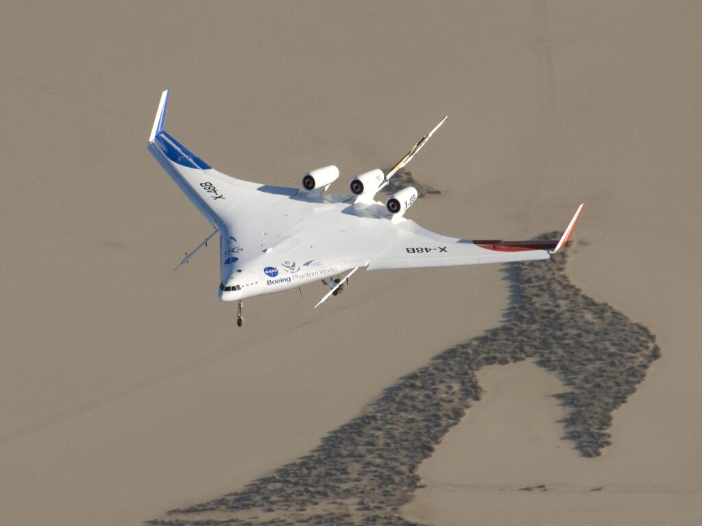 NASAとボーイングが共同開発した縮尺実証機「X-48B」。2007年8月14日、米エドワーズ空軍基地で第5回飛行試験を実施し、BWB（翼胴融合型）旅客機実現に向けた飛行データを取得した。