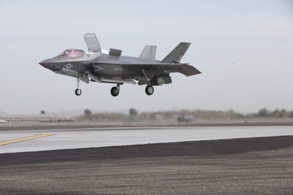 米海兵隊航空基地ユマで垂直着陸を行うF-35B Lightning II。