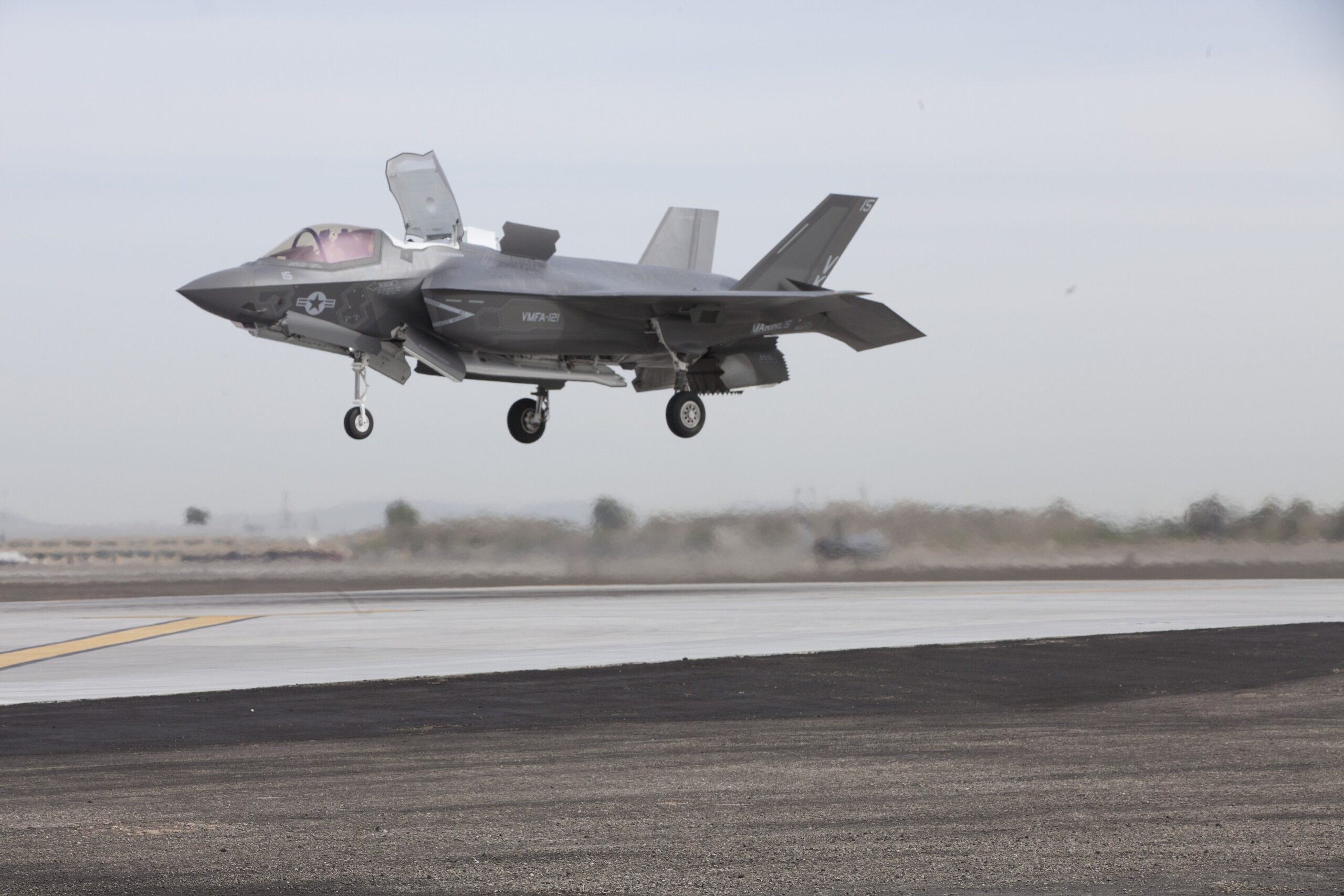 米海兵隊航空基地ユマで垂直着陸を行うF-35B Lightning II。